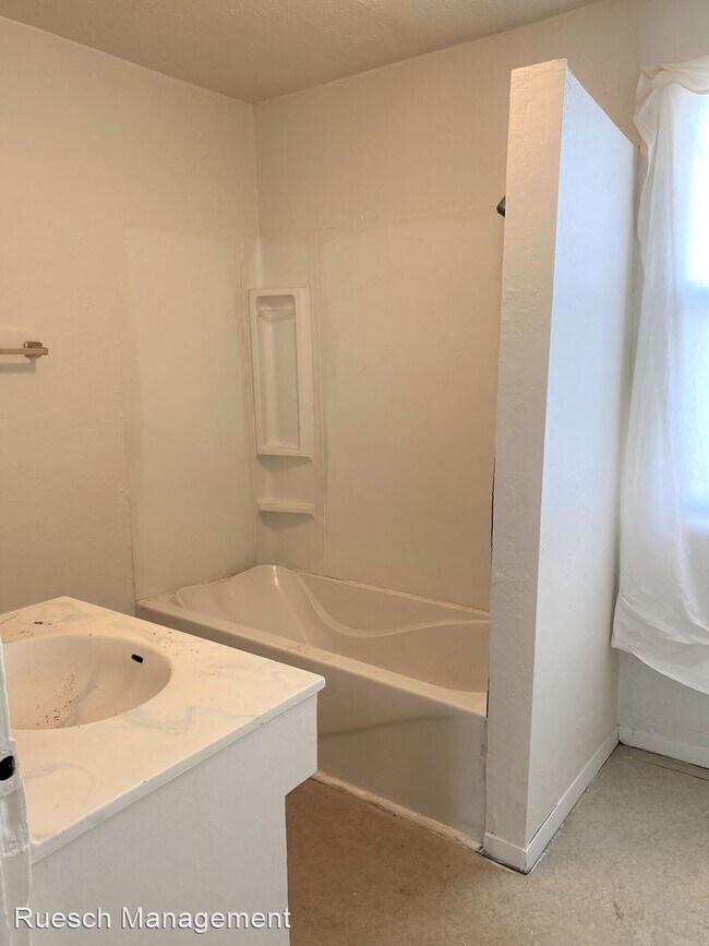 Building Photo - 2 br, 1 bath House - 621 N Irwin Ave