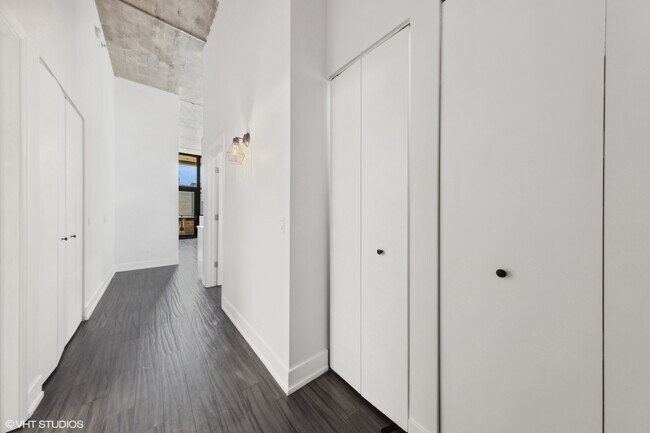 Building Photo - 320 E 21st St