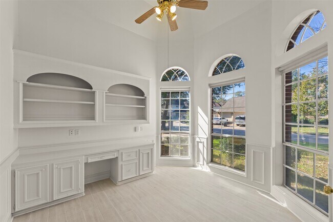 Foto del edificio - 15510 Misty Hollow Dr