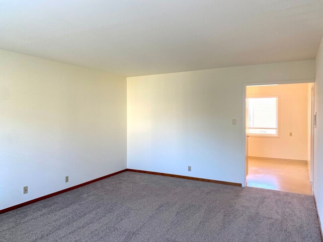 Foto del edificio - Immaculate 1BR/1BA! Downtown San Anselmo! Parking! Laundry! PROGRESSIVE