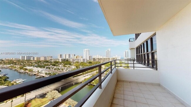 Building Photo - 2500 Parkview Dr