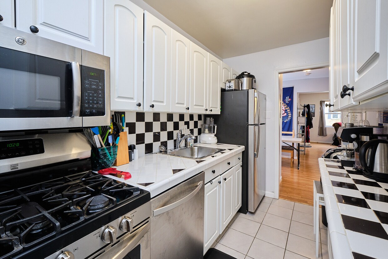 Primary Photo - 1255 Queen St NE