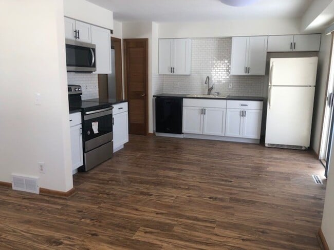 Building Photo - Beautiful 4 Bedroom Home!