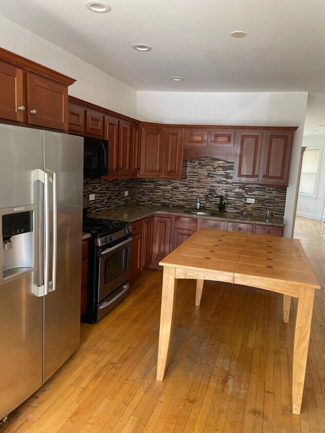 Kithcen - 2947 N Lawndale Ave