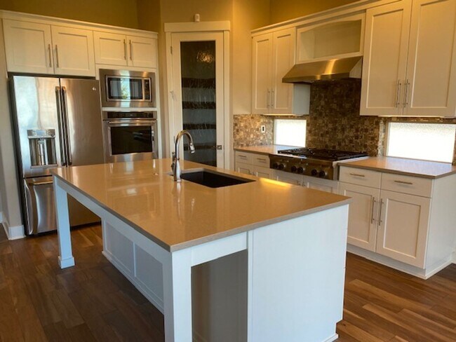 Foto del edificio - Custom home looking over Rivers Edge golf ...