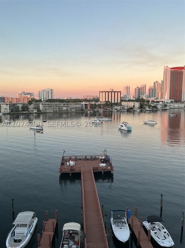 Foto del edificio - 400 Golden Isles Dr