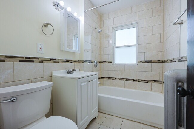Foto del edificio - Available Now! Sunny & Large 3-Bedroom: In...
