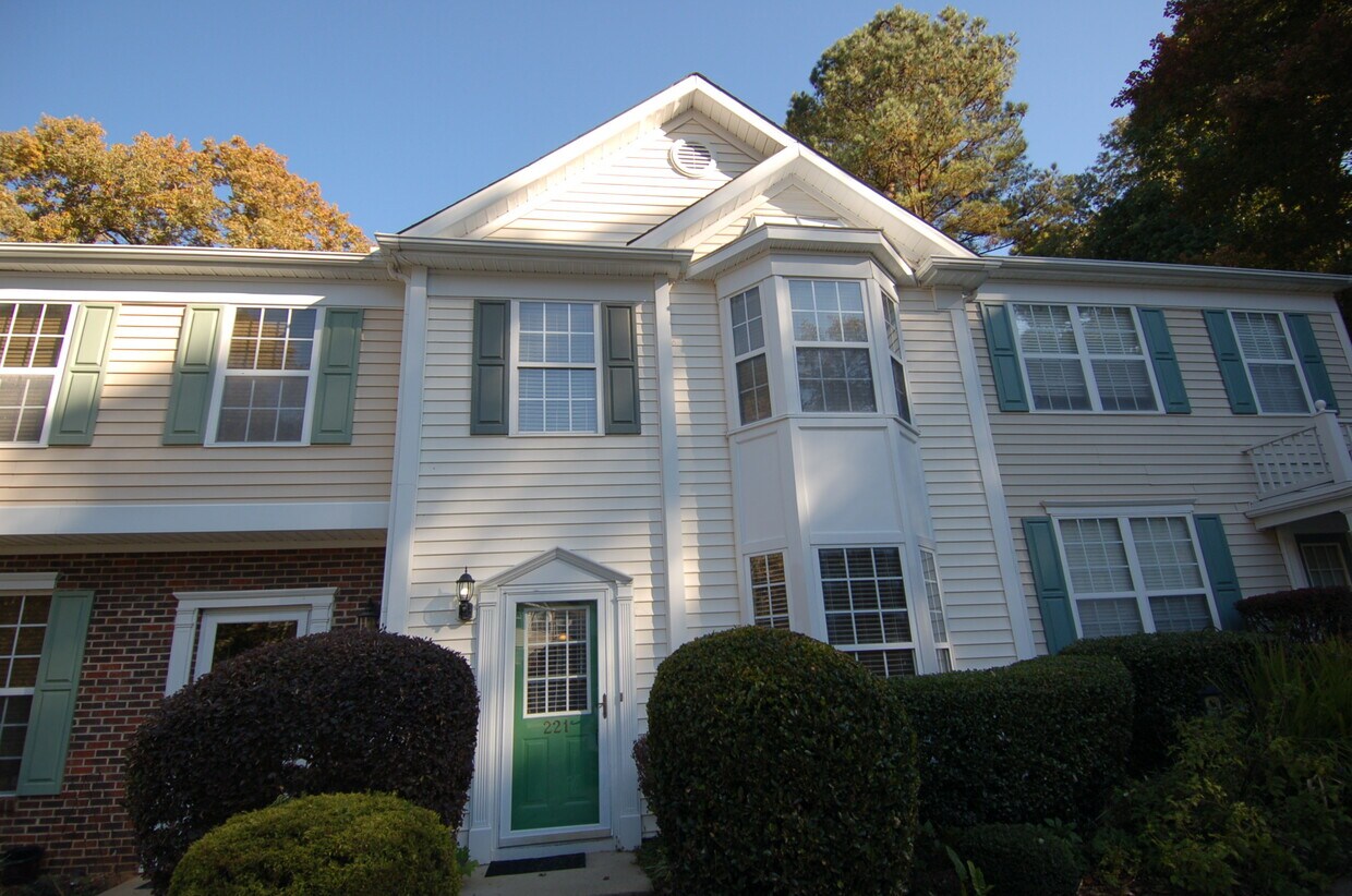 Foto principal - 221 Orchard Park Dr