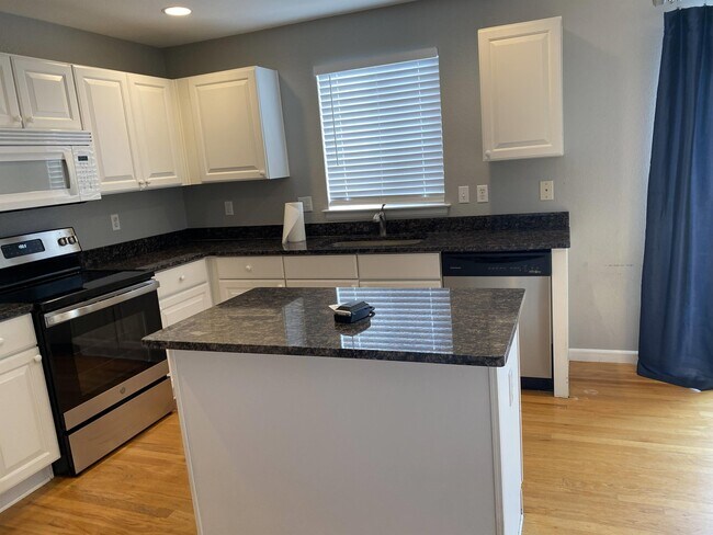 Building Photo - 11960 Meadowood Ln