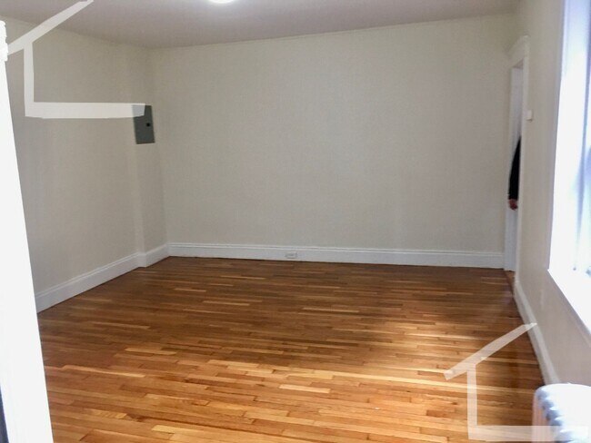 Building Photo - Very Nice 1 Bed Available NOW