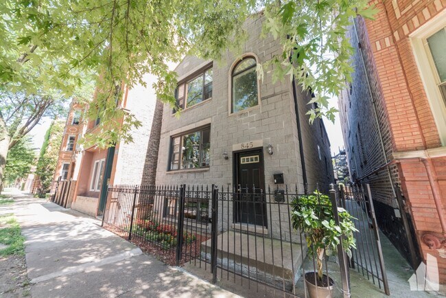 Foto del edificio - 845 N Hoyne Ave