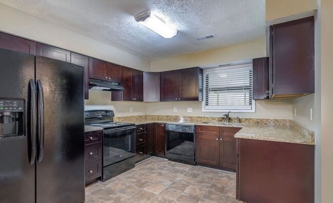 Building Photo - Well Maintained Ranch Close to Everything!