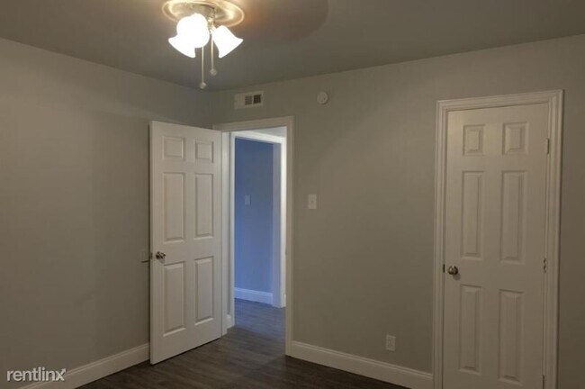 Building Photo - 2 br, 1 bath Apartment - 1240 W. Avenue D