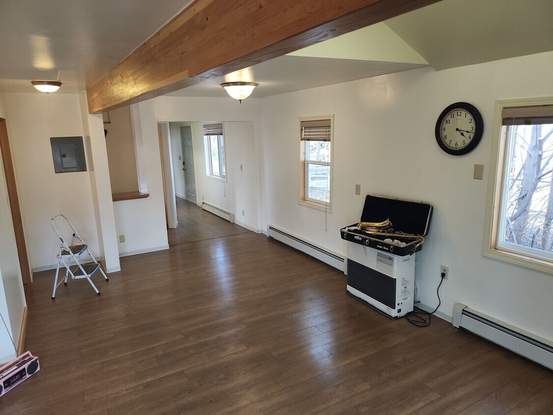 Primary Photo - 3 bed 2 bath home *Close to JBER*