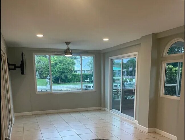 Foto del edificio - 8771 Bay Pointe Dr
