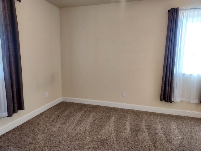 Building Photo - 3 bedroom 2 bath home in Manhattan
