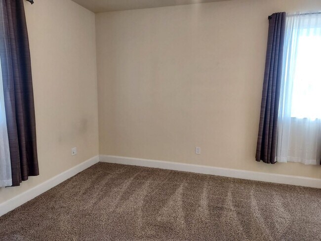 Foto del edificio - 3 bedroom 2 bath home in Manhattan