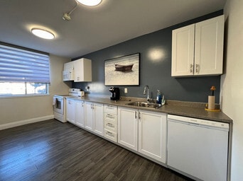 Photo du bâtiment - West Side Village Townhomes & Apartments