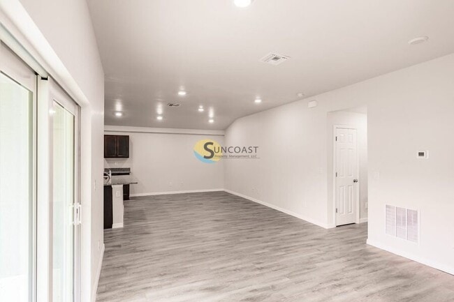 Building Photo - 3849 Hollycrest St