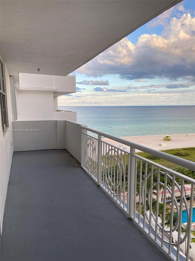 Foto del edificio - 5825 Collins Ave