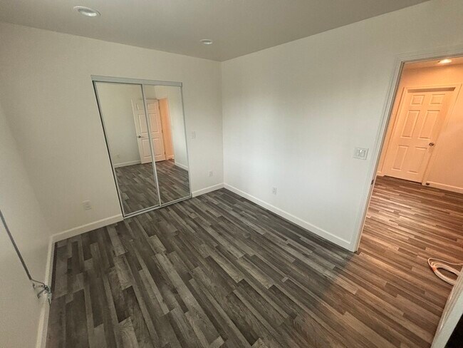 Building Photo - 916 W 88th St