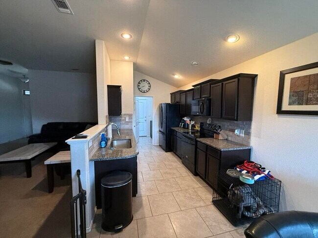 Foto del edificio - 9708 Ross Avenue