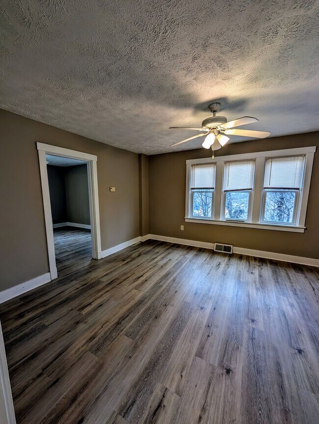 Foto del edificio - 1668 Crafton Blvd