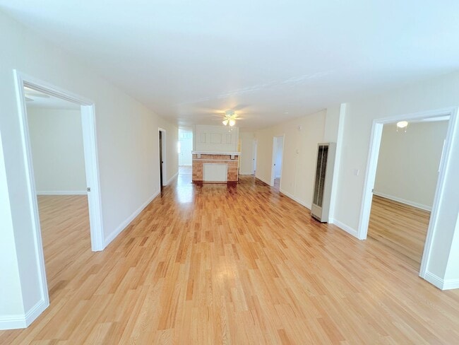 Building Photo - 5 bedrooms, 1.5 baths with parking off Sun...