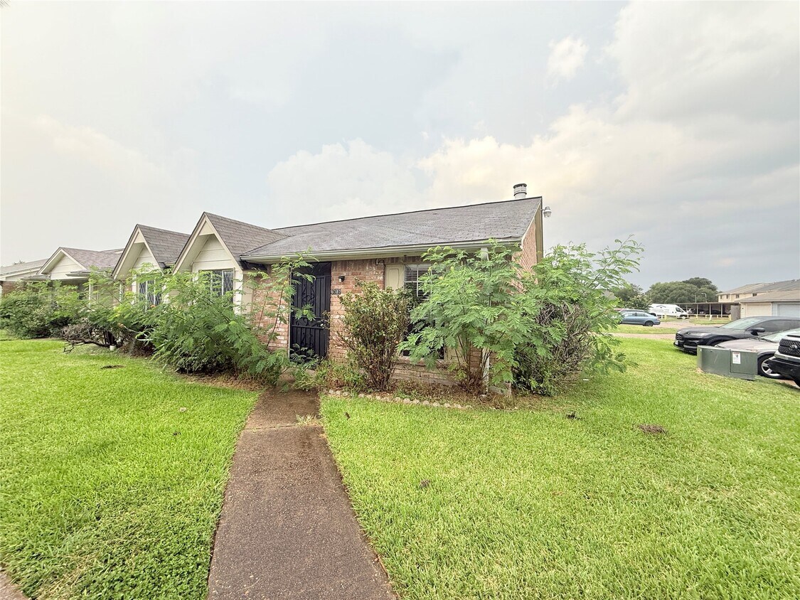 Foto principal - 6387 S Briar Bayou Dr