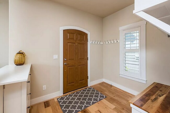 Foto del edificio - Gorgeous 4 Bedroom Home with Custom Built-...