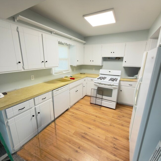 Building Photo - 3 Bedroom Home In Kentwood Schools!