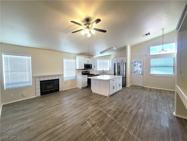 Foto del edificio - 8224 James Grayson Dr