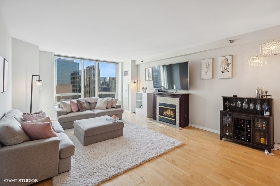 Primary Photo - 33 W Ontario St