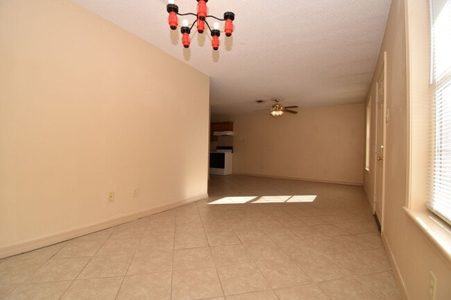Building Photo - 402 W Florida Ave