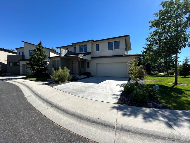 Building Photo - Stunning 3 bedroom 2 bathroom Home on a Go...