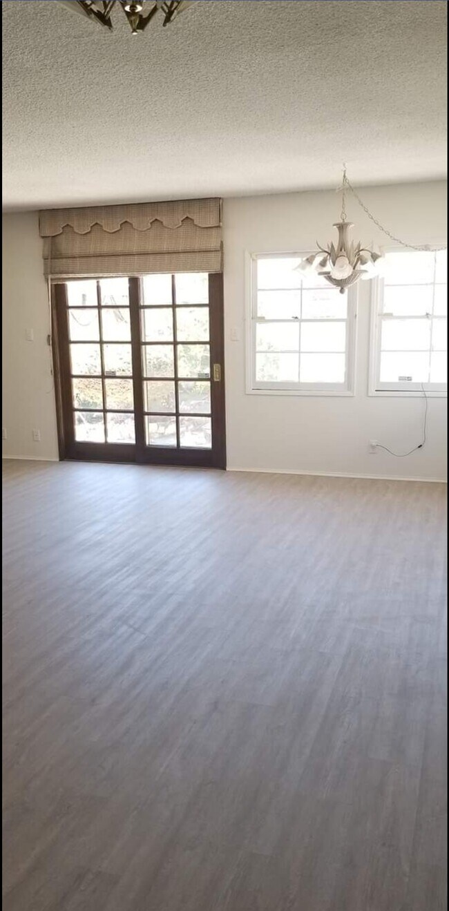 Foto del edificio - 10039 Montgomery Ave