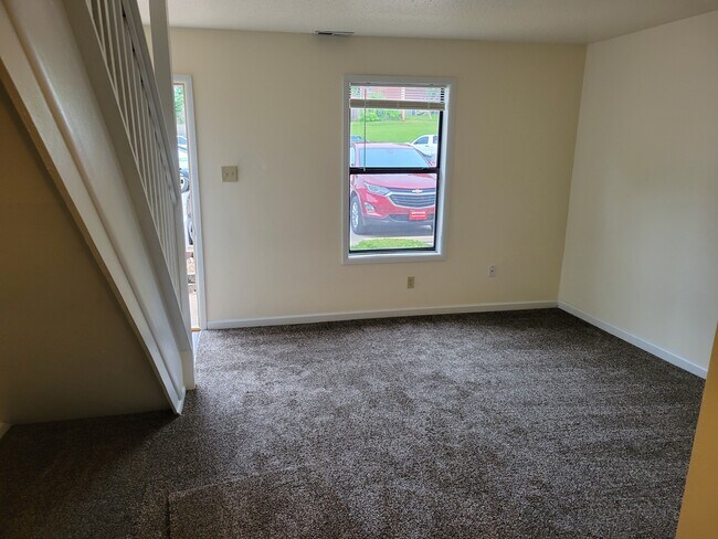 Living room - 10 Country Elm Mnr