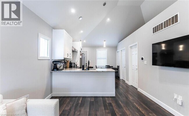 Photo du bâtiment - 222 Kensington Ave N