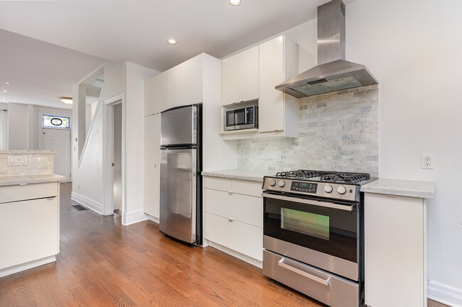 Building Photo - 114 Shaftesbury Ave