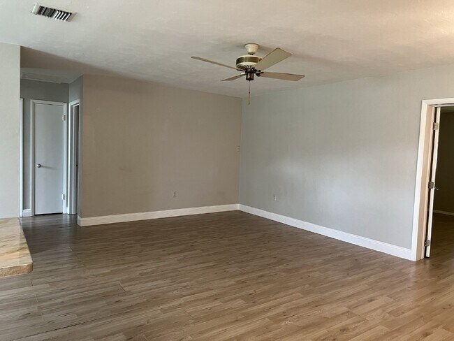Building Photo - 3 bed - 1 bath on a corner lot