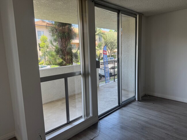 Balcón - Natick Pines Apartments