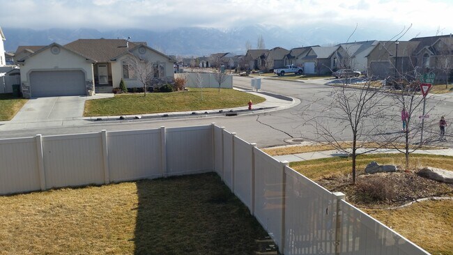 Foto del edificio - 6 Bedroom, 3.5 Bathroom Single Family Home in Layton Available June 1st!