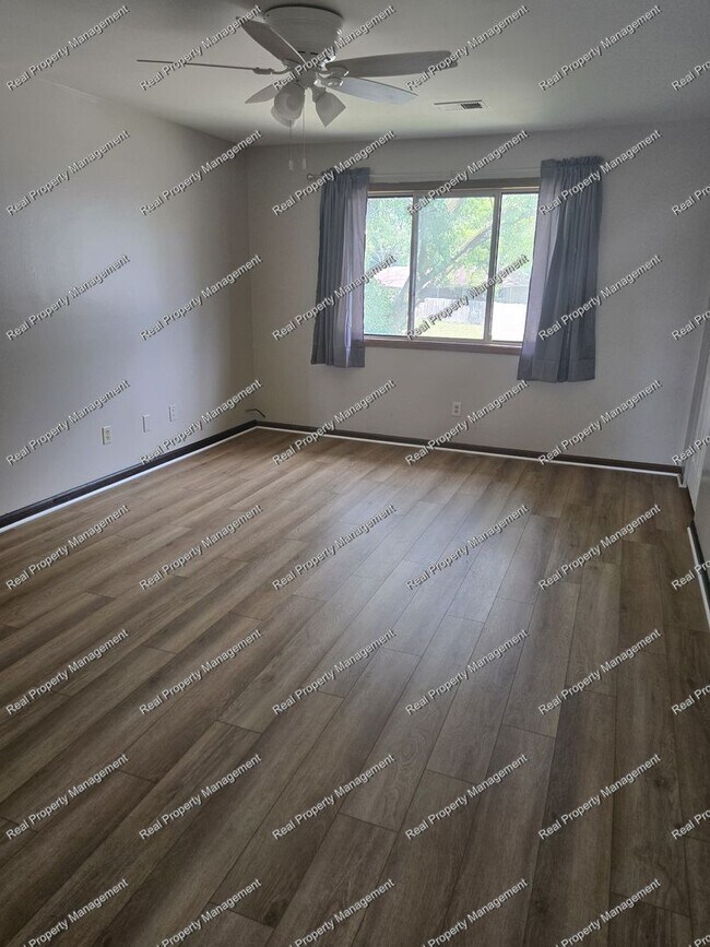 Foto del edificio - Clean 2 Bedroom 2nd Floor Apartment
