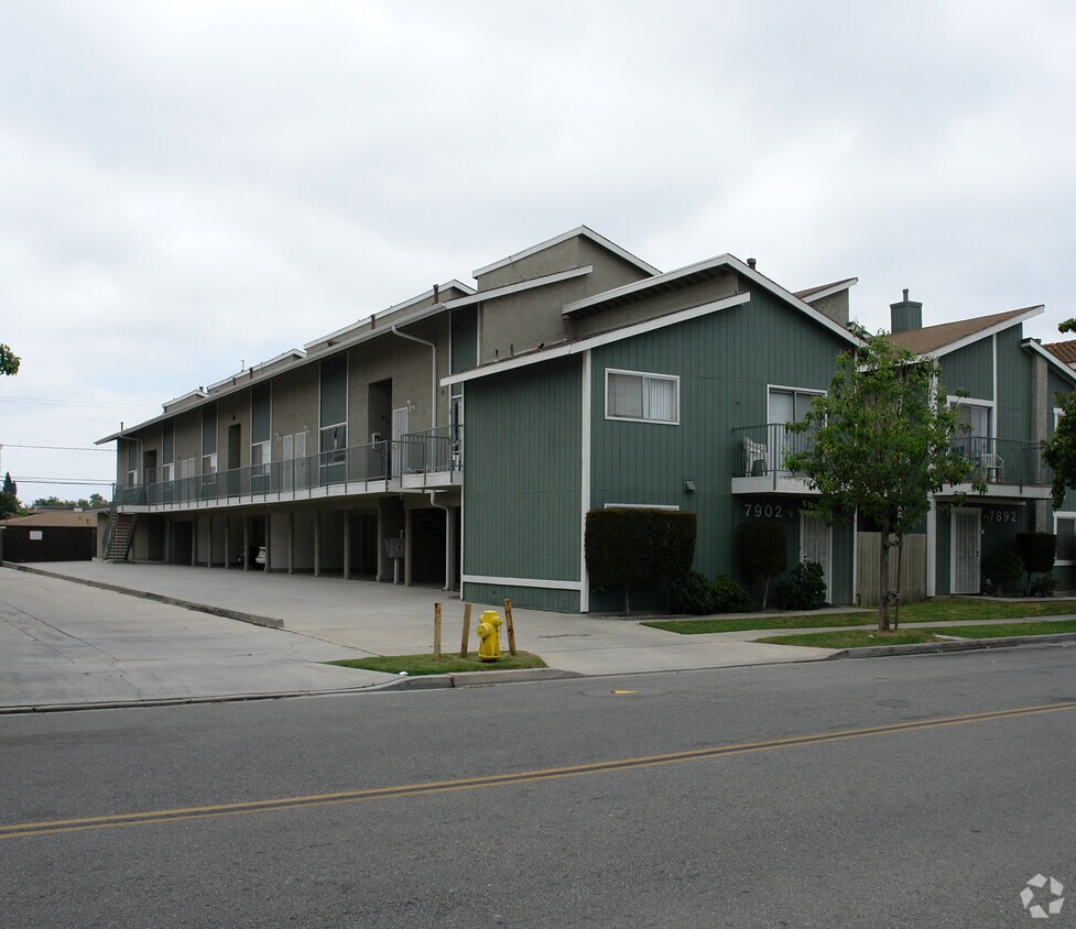 Foto principal - 7902 Holt Ave