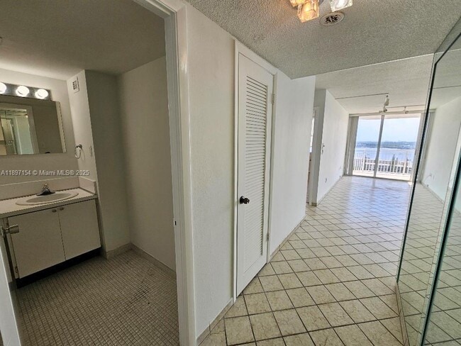 Foto del edificio - 18031 Biscayne Blvd