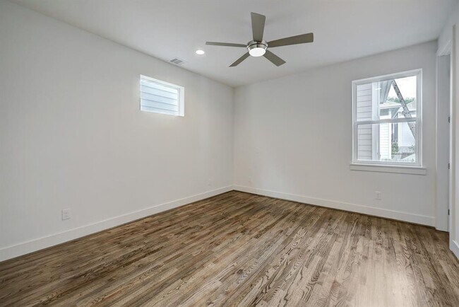 Foto del edificio - 1535 W 24th St