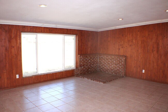 Foto del edificio - Spacious 3-Bed + 1 Bonus Room, 1.5-Bath Custom Home in California City – Convenient & Cozy!