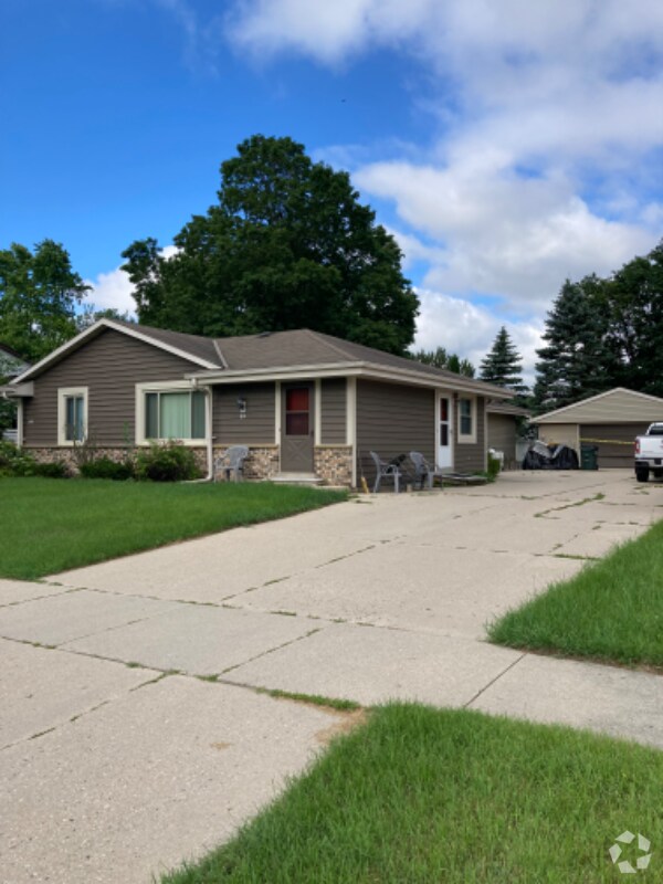 Decorah Heights Apartments for Rent with Parking West Bend, WI 1