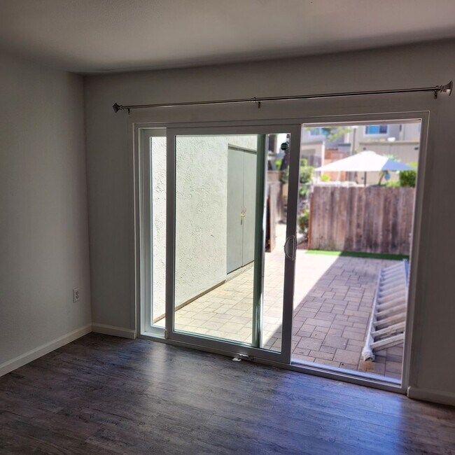Foto del edificio - Tierrasanta 4 bedroom 2.5 bath townhouse w...