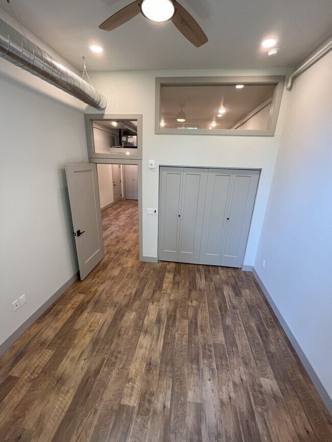 Foto del edificio - 12 E Main St